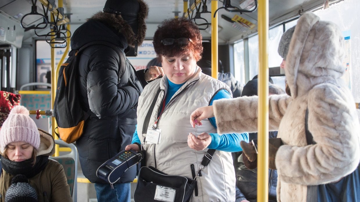 Плати транспорт. Кондуктор в общественном транспорте. Автобус. Кондукторша в автобусе. Кондуктор и пассажир.